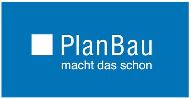 Logo von PlanBau auf blauem Hintergrund mit dem Schriftzug „PlanBau macht das schon“.