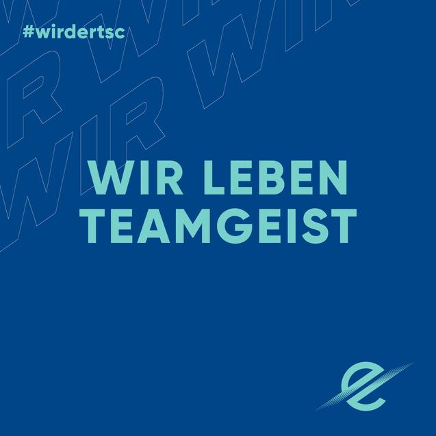 Blaues Hintergrundbild mit dem Text „WIR LEBEN TEAMGEIST“ in großer, hellblauer Schrift.