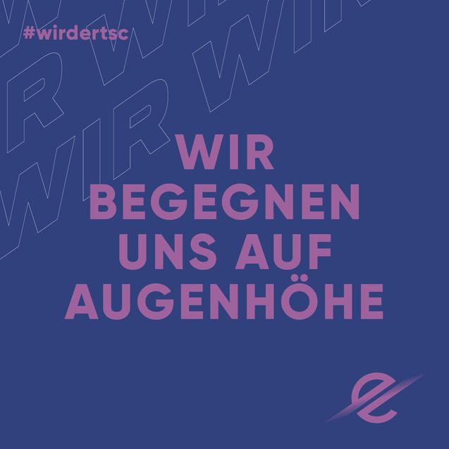 Gestaltung mit blauer Hintergrundfarbe und textueller Aufschrift „Wir begegnen uns auf Augenhöhe“ in Pink.