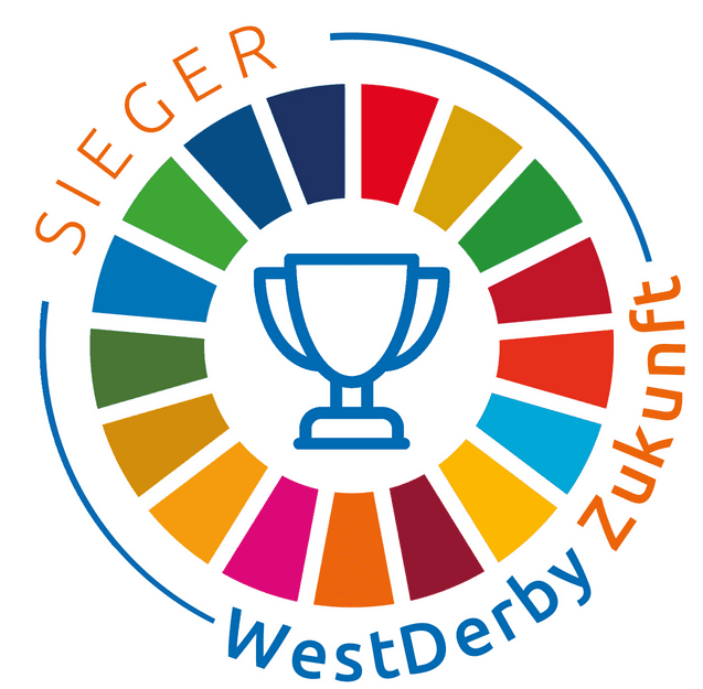 Logo mit einem Pokal in der Mitte, umgeben von bunten Segmenten und den Worten „SIEGER“, „West“, „Derby“ und „Zukunft“.