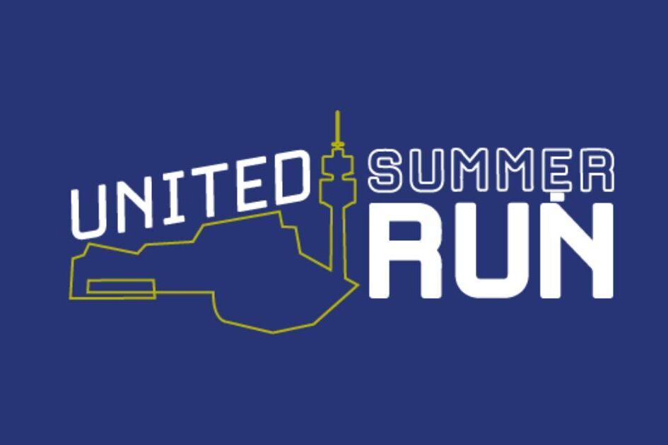Logo f&uuml;r den United Summer Run mit stilisierten Geb&auml;uden und einem Turm auf blauer Hintergrundfarbe.