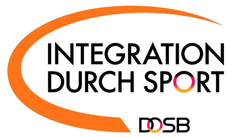 Logo der Initiative "Integration durch Sport" des DOSB, mit orangefarbener Kurve und Schriftzug in Schwarz.
