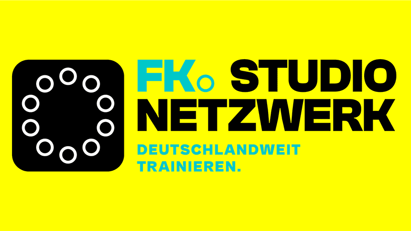 Logo von FK STUDIO NETZWERK auf gelbem Hintergrund mit Text „Deutschlandweit trainieren“ und kreisförmigen Elementen.