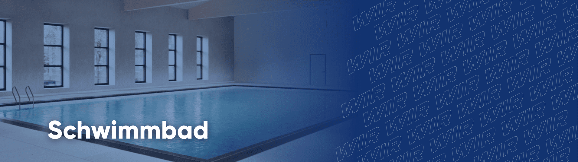 Innenansicht eines Schwimmbads mit klarem Wasser, gro&szlig;en Fenstern und einer blauen Wand mit Schriftzug.